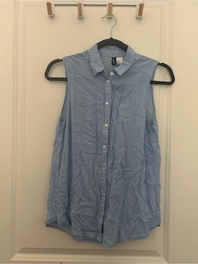 H&M Light Blue and White Striped Sleeveless Button-Up